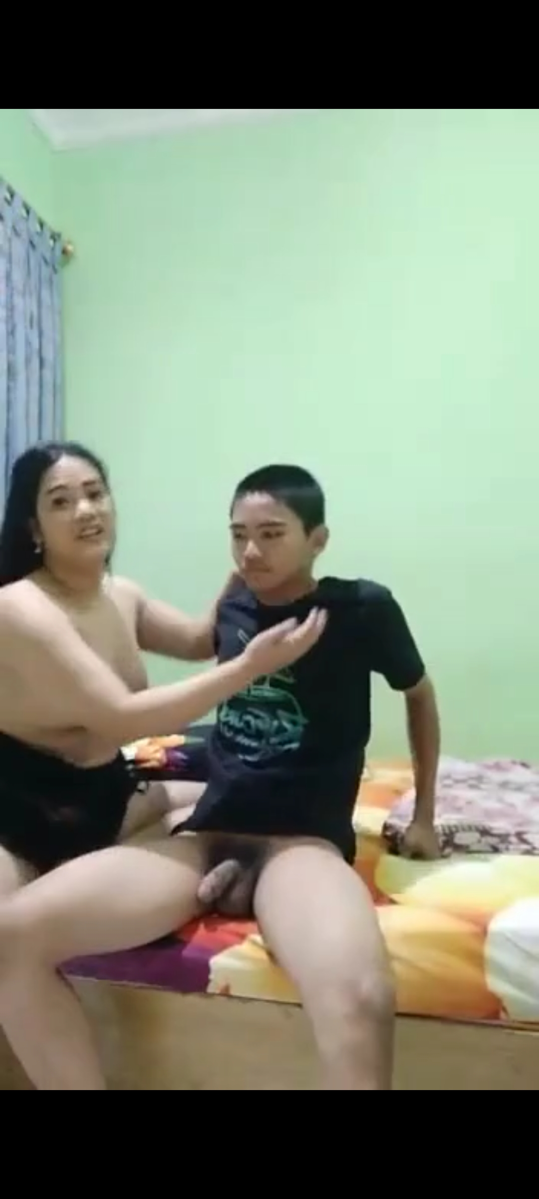 Tante Agnez Doyan brondong
