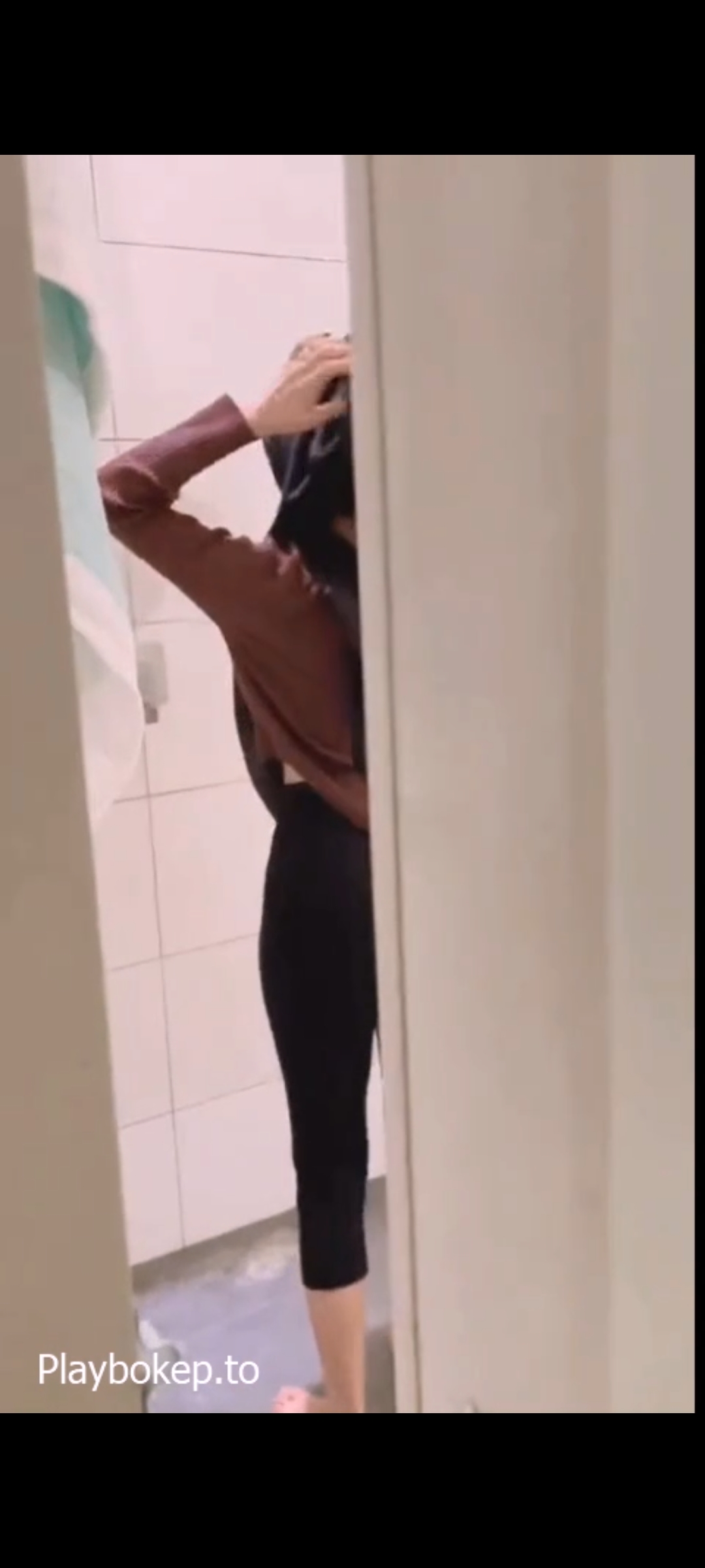 Gita Amelia Hijab lagi Ganti Pakaian