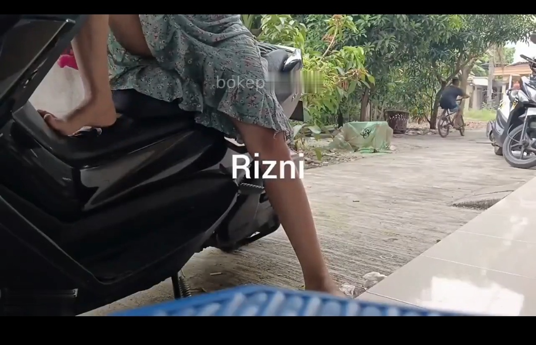 colmek di depan kos siang bolong